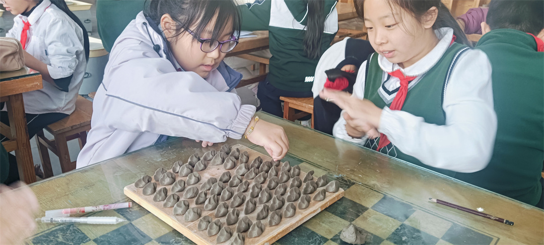 指尖上的冬至——盛世长安小学陶艺社团“与泥同乐”_(2)