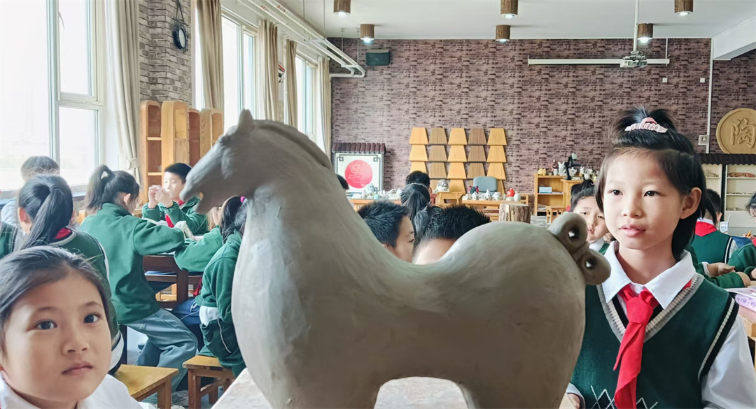 传承非遗文化，深耕陶艺美育_――盛世长安小学陶艺课堂手作生肖“马”实践活动2